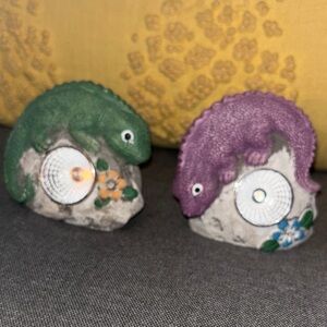 Chameleon solar powered outdoor decor (For 1)💚💜